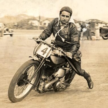 LINHA DO TEMPO: 1930 - Luiz Bezzi mais uma vez com sua Norton M 30, vencendo o Trofeo Real Consul D'Itália nas praias de Santos, litoral paulista. Foto acervo família Bezzi.
