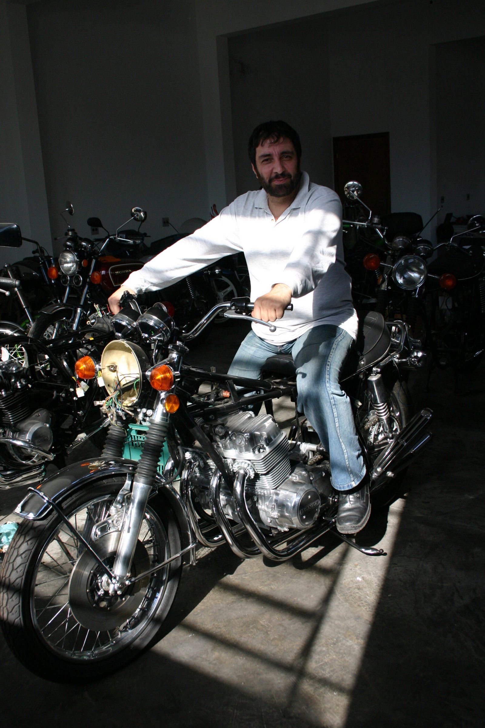 Honda CB 750 - "A" Superbike - Gabriel Marazzi no processo de restauração da sua - Foto Acervo Marazzi