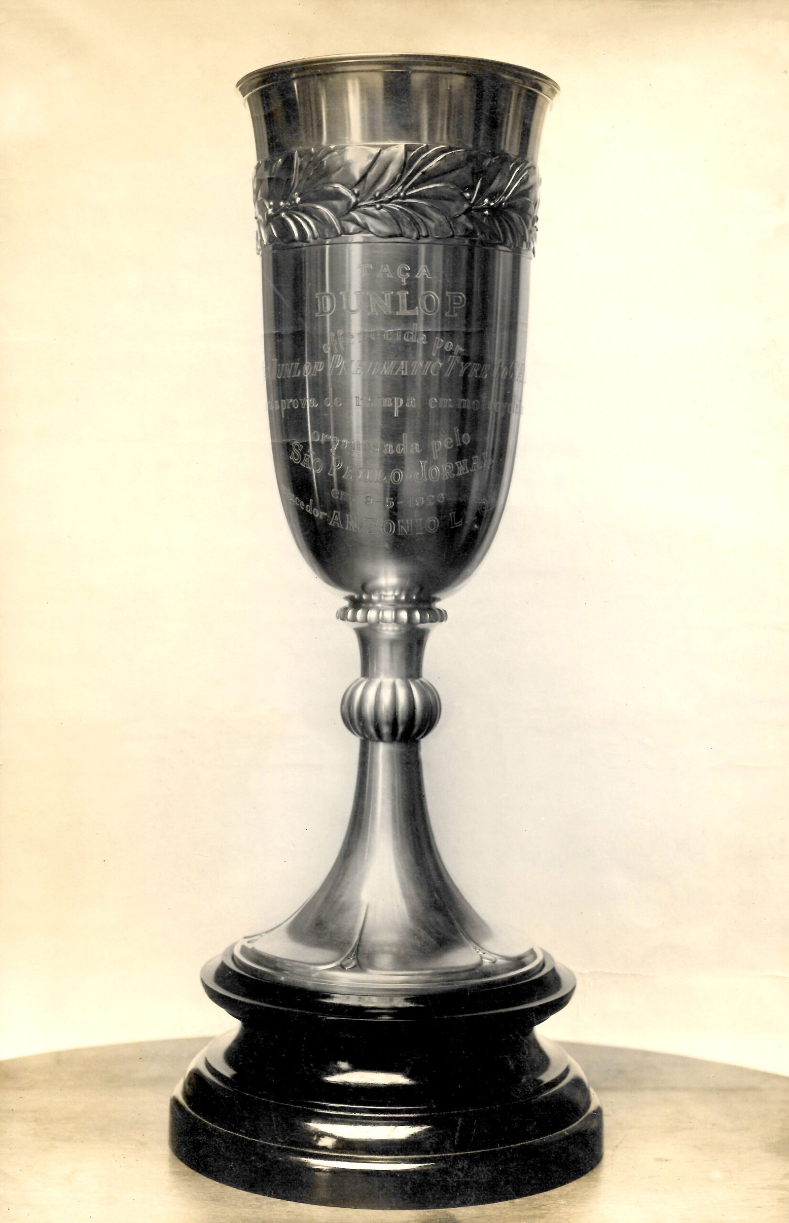 LINHA DO TEMPO - 1920 - Troféu da Taça Dunlop, evento organizado pelo São Paulo Jornal em 9 de maio de 1926 - Albúm Antonio Lage - Família Edgard Soares
