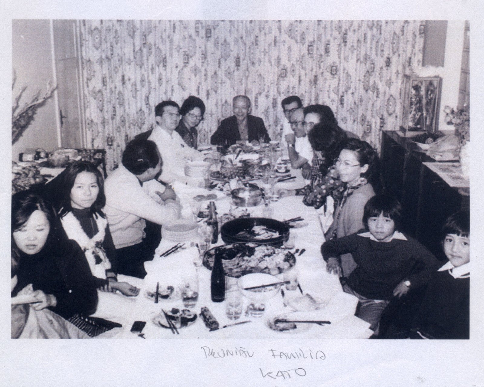 Jantar na casa do Sr. Kato em São Paulo, recebendo a visita do casal Honda - Note que na cabeceira da mesa está sentado o dono da casa, o Sr. Kato - Foto família Kato Murakami