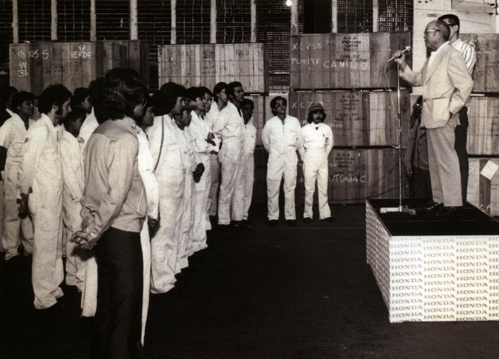 Soichiro Honda em visita ao depósito da sua empresa em São Paulo. De jaqueta cinza em primeiro plano, está Milton Benite e ao lado de Honda, Osamu IIda - Foto família Kato Murakami