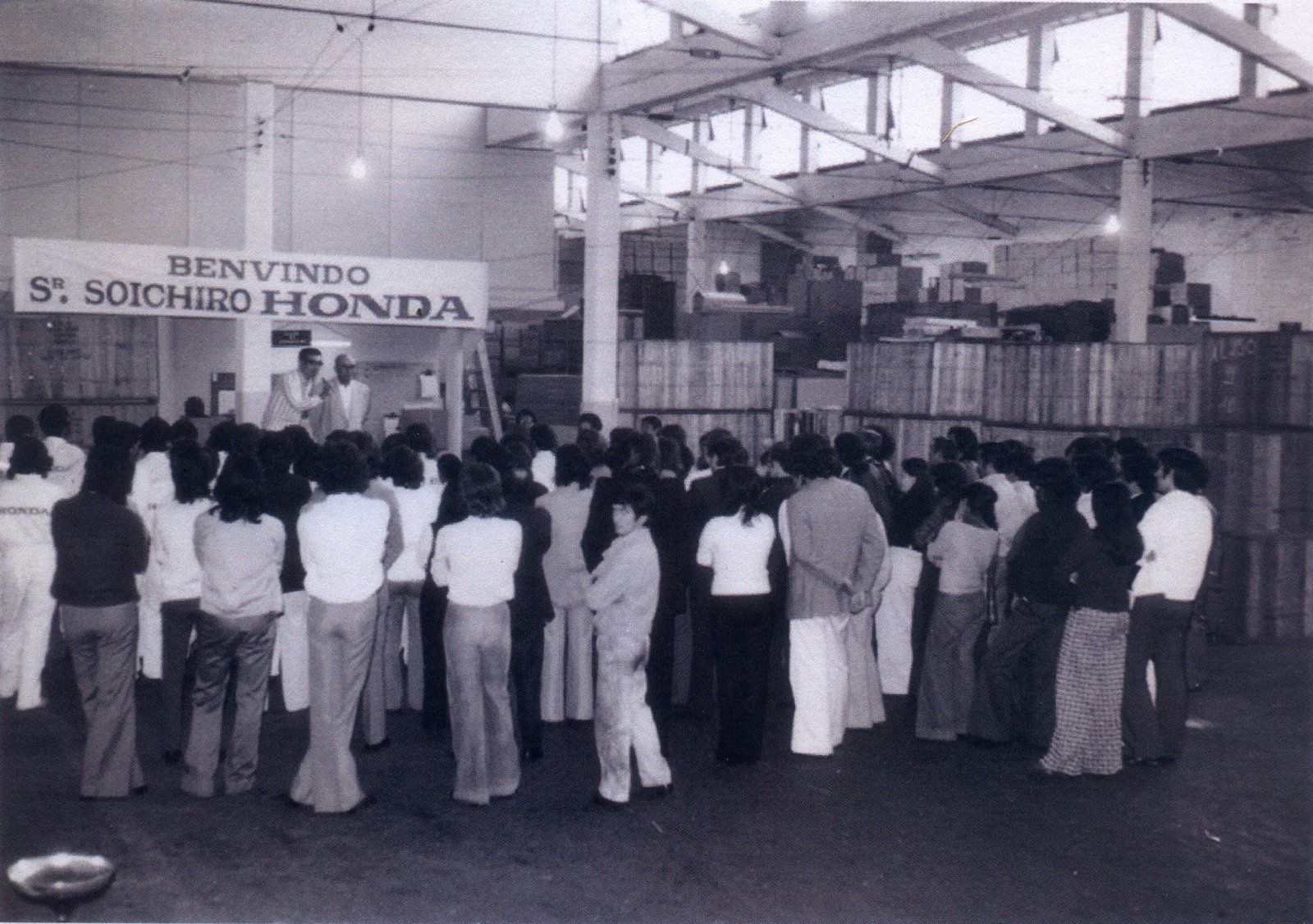 Soichiro Honda em visita ao depósito da sua empresa em São Paulo. Ao lado de Honda, Osamu IIda - Foto família Kato Murakami
