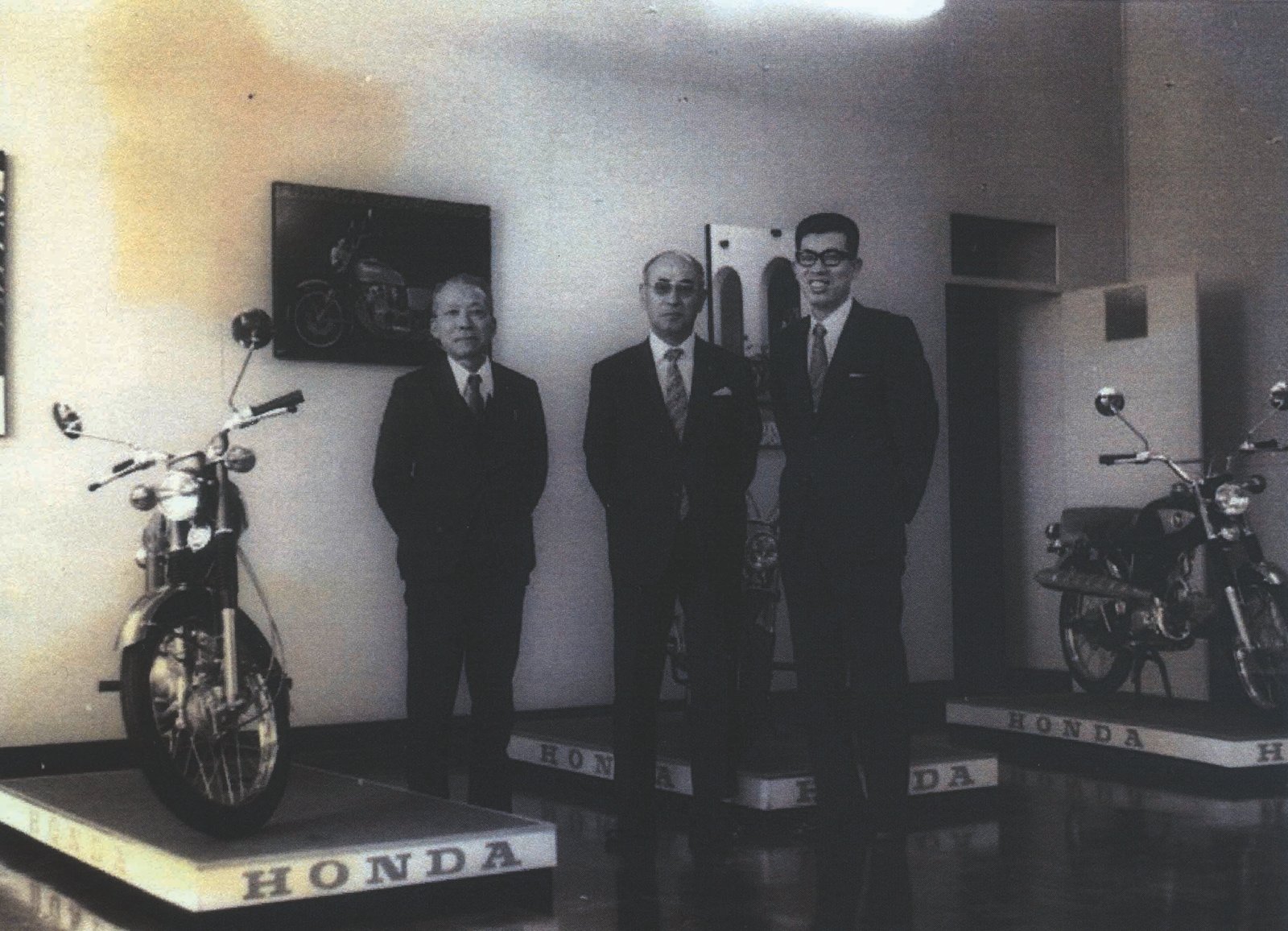 Yasutomo Kato, não identificado e Osamu IIda no primeiro escritório da Honda do Brasil em São Paulo, 1971 - Foto família Kato Murakami
