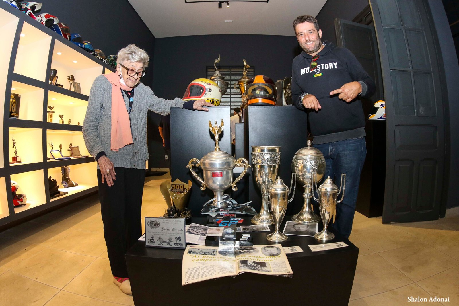Dedé (102 anos) e Gustavo Ceccarelli ao lado dos troféus do próprio Gustavo e do Bisavô Constante no Centro Cultural Movimento em Novembro de 2021 - Foto Shalon Adonai