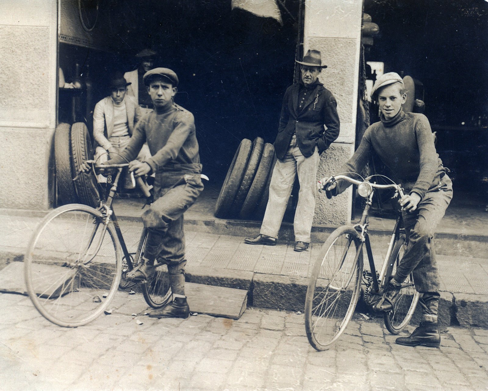 Titino Ceccarelli (à esquerda) na frente da loja e oficina de motos, bicicletas e carros de seu pai Constante, em Campinas, SP. Foto acervo da Família Ceccarelli, década de 1940