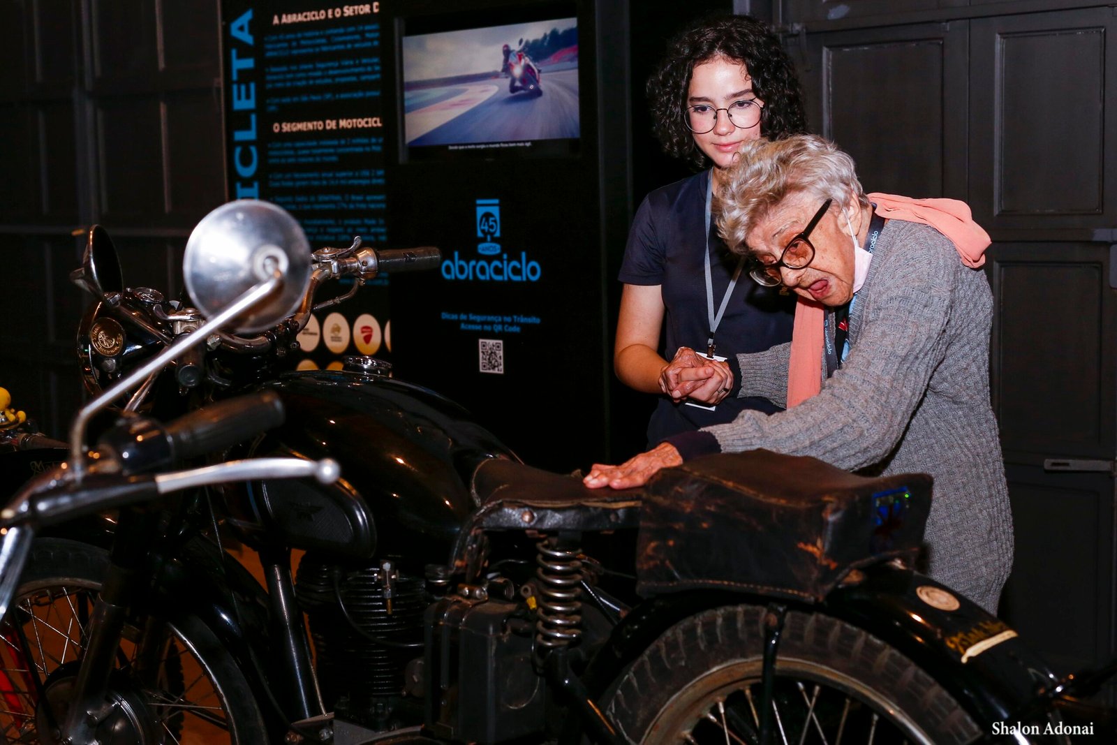 Lídia Coachman acompanha Dedé Ceccarelli (102 anos) que foi ao Centro Cultural Movimento em Socorro para reencontrar a Matchless G80 que pertenceu ao pai Constante - Foto Shalon Adonai