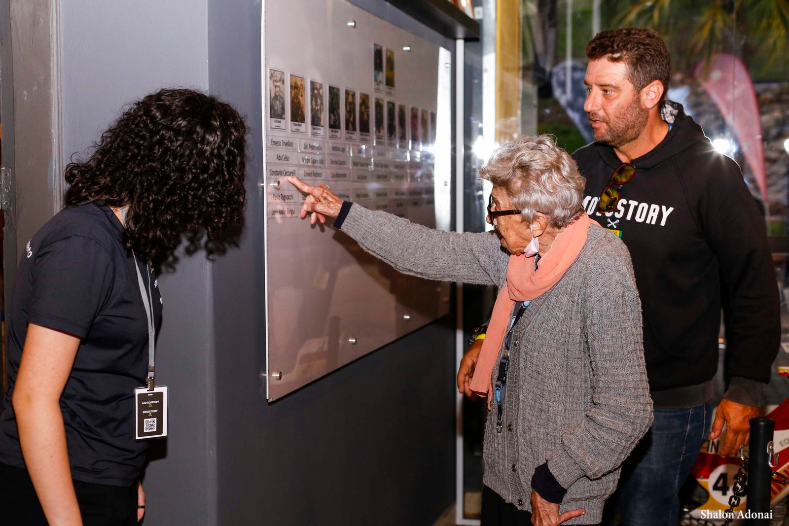 Lídia Coachman, Dedé e Gustavo Ceccarelli apontando o nome de Constante Ceccarelli no Hall da Fama no Centro Cultural Movimento - Foto Shalon Adonai