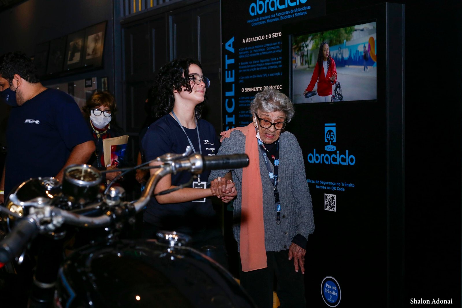Lídia Coachman acompanha Dedé Ceccarelli (102 anos) que foi ao Centro Cultural Movimento em Socorro para reencontrar a Matchless G80 que pertenceu ao pai Constante - Foto Shalon Adonai