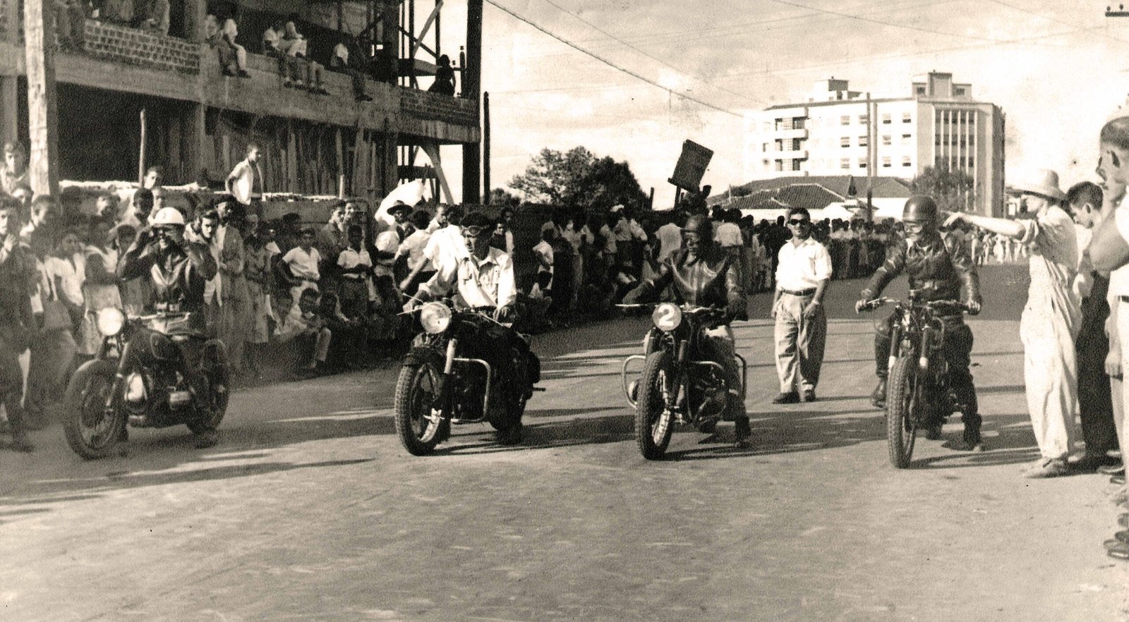 Corrida de motocicletas nas ruas de Goiânia em meado dos anos 50. Acervo família Boettcher
