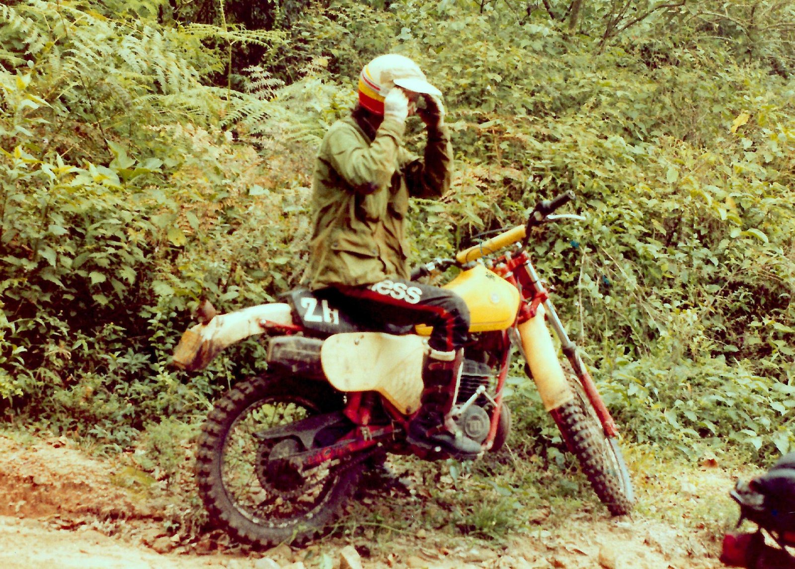 Carlãozinho Coachman e a Montesa 360H6 na Serra do Japy. 1982