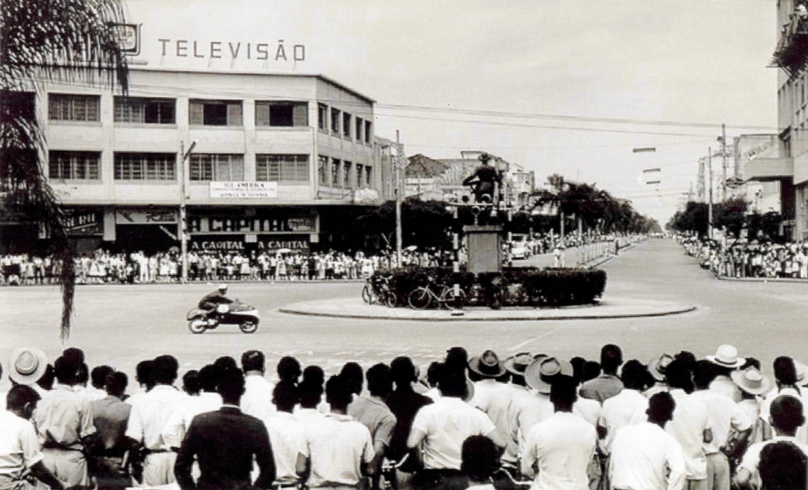 Corrida de motonetas preparadas em Goiânia, anos 50. Imagem acervo família Boettcher