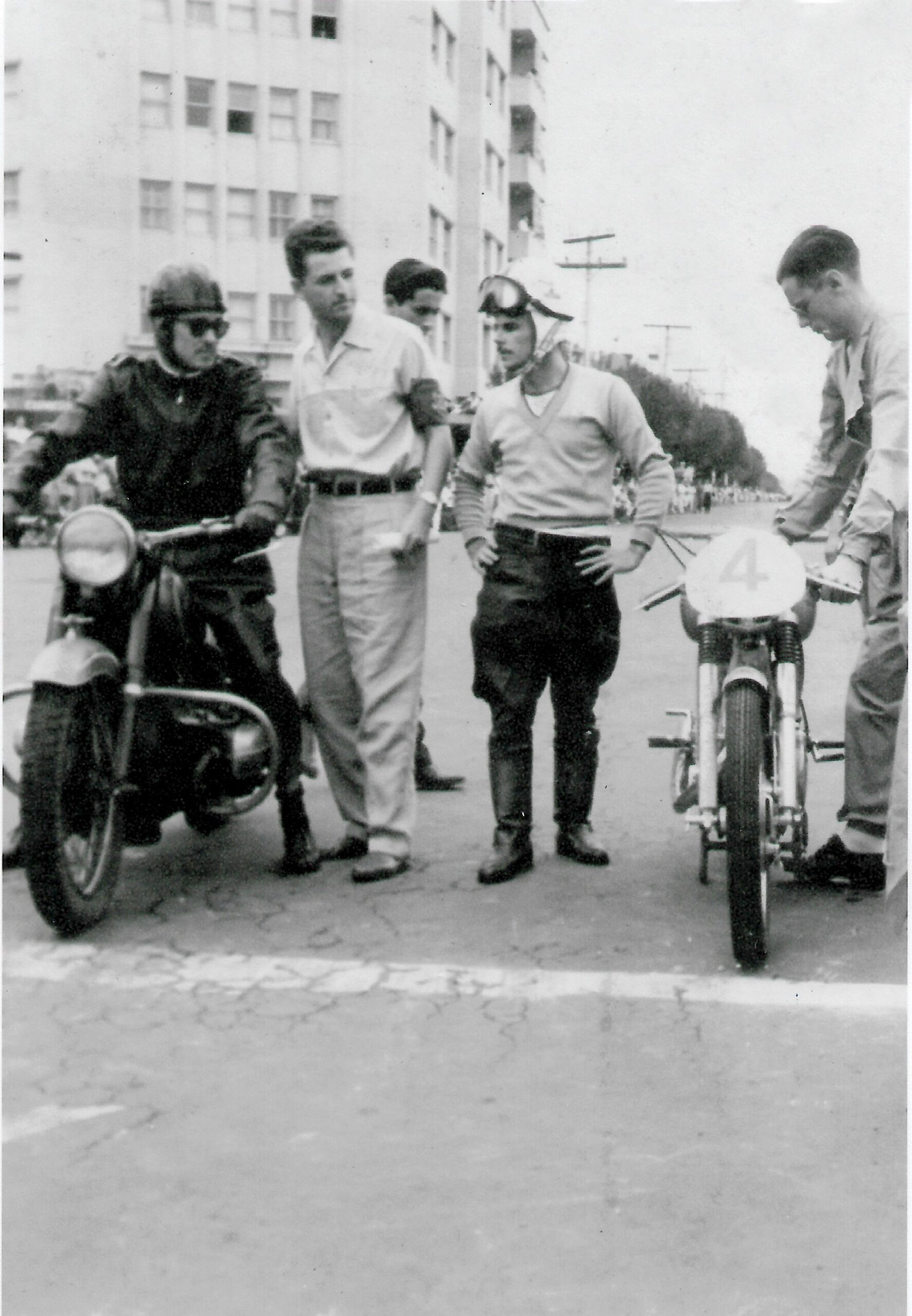 Ervino Boettcher, pai de Roberto Boettcher em prova nas ruas de Goiânia. Ele era conhecido como Paulistinha. Foto acervo família Boettcher