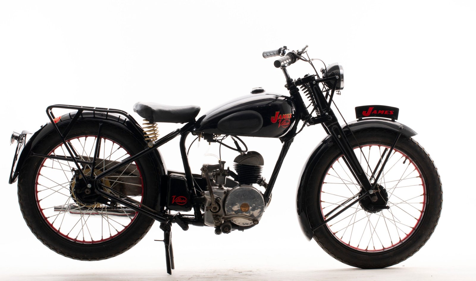 Coleção Justiniano Proença - Moto Classic Museum - JAMES VILLIERS - Foto Wel Calândria